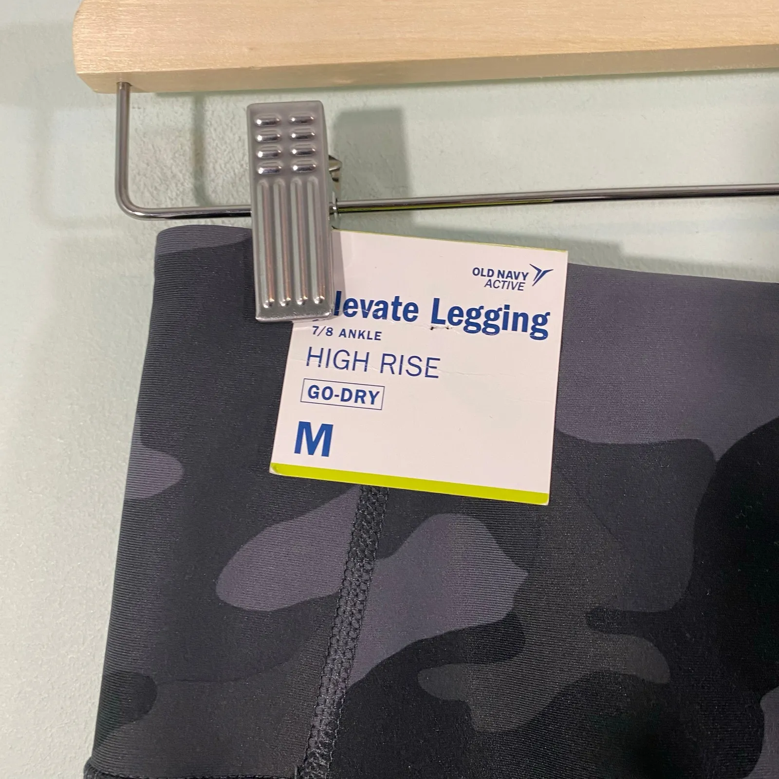 Old Navy Women Black Camo Go-Dry 3/4 Ankle Elevate Leggings Size M NWT - Image 6