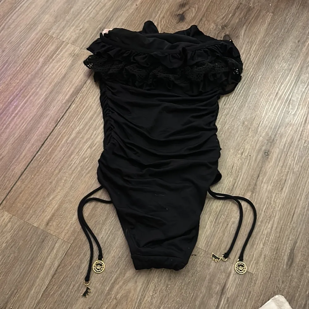 Juicy Couture black ruffled bandeau One piece swimsuit with side charms size P - Image 5