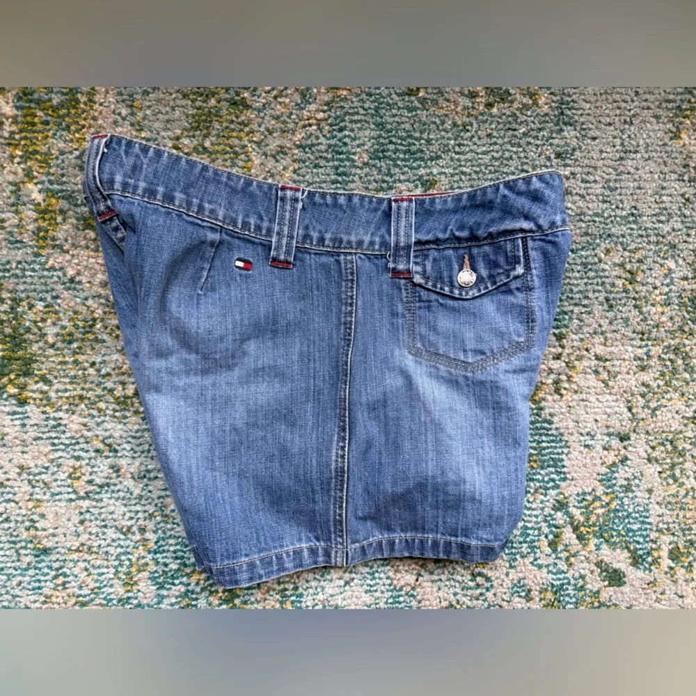 Vintage Y2K Tommy Hilfiger denim logo Jean shorts, size 8 - Image 5
