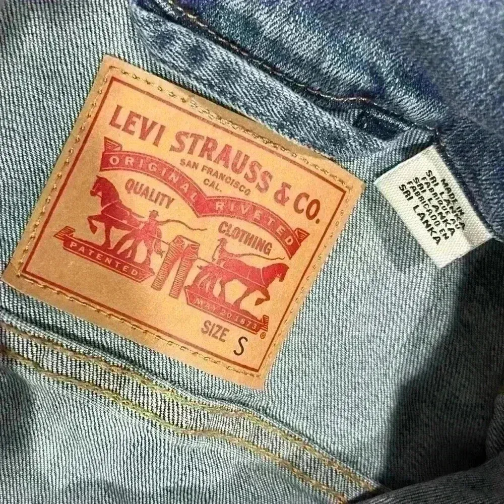 Levi’s Women’s Medium Wash Premium Denim Jean Trucker Jacket Levi Strauss Size S - Image 2