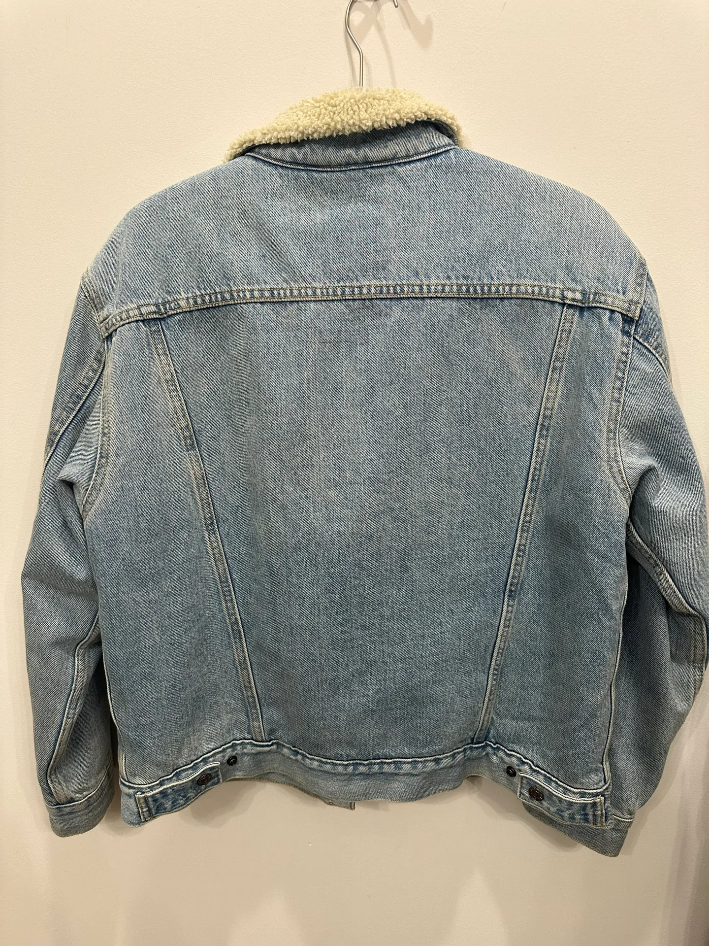 Levi’s Sherpa-Lined Denim Trucker Jacket - Image 4