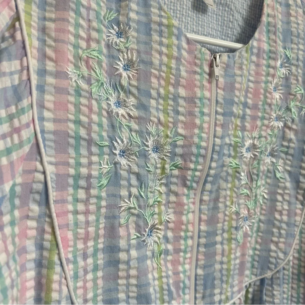 Miss Elaine Women’s Size M Pastel Plaid Seersucker Full Zip House Coat Robe Blue Size M - Image 5