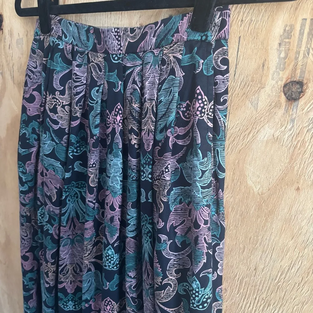 Vintage 90s Jack Winter Pleated Pink & Teal Pattern Midi Skirt Sz 10 - Image 2