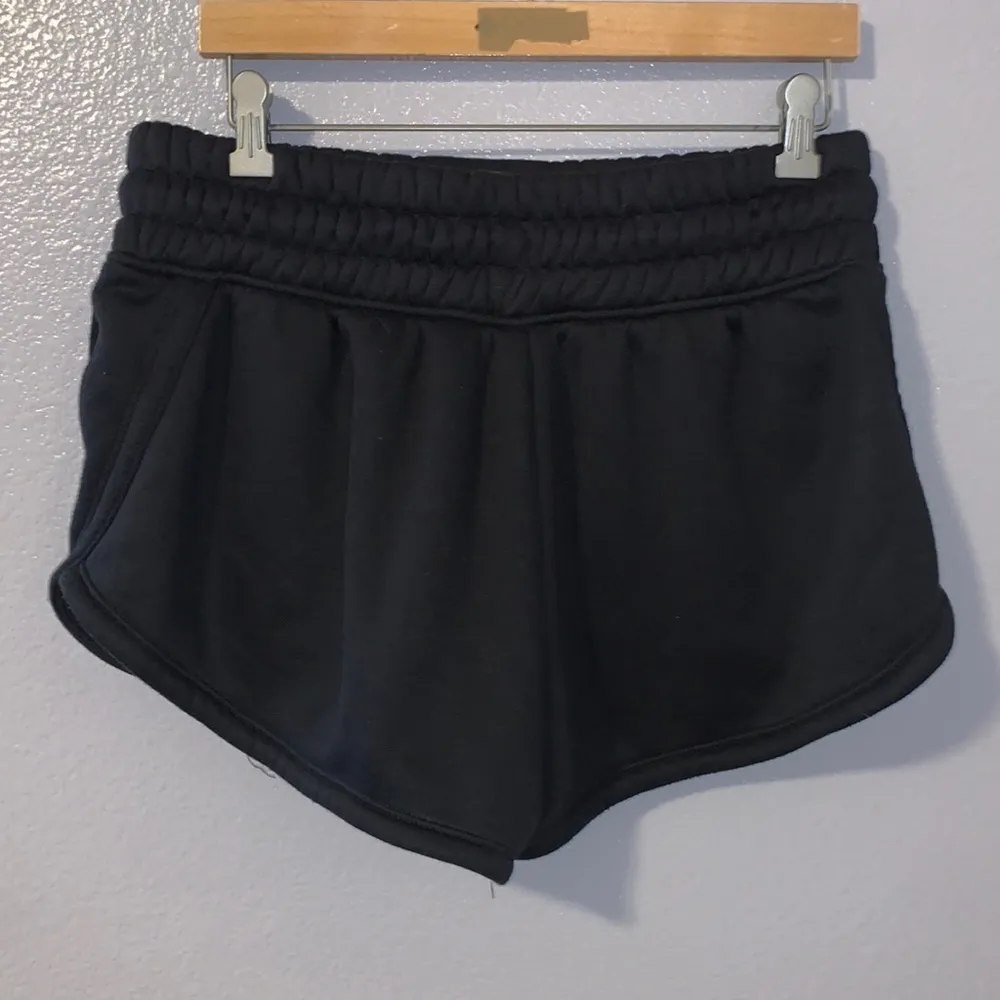 Love & Sports black thick material comfy Athletic shorts with pockets Size L - Image 4