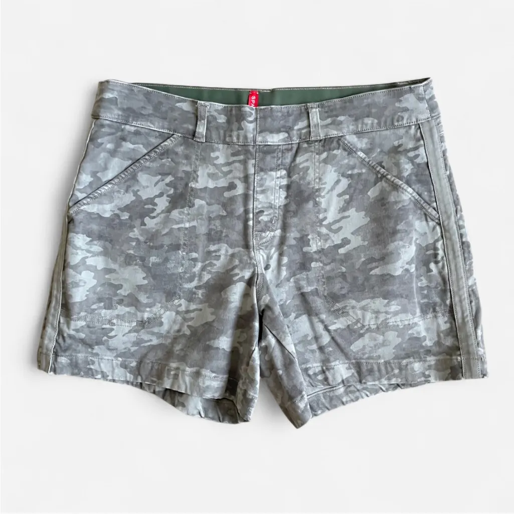 Spanx Twill 6” Camo Shorts in Size Large - Image 4