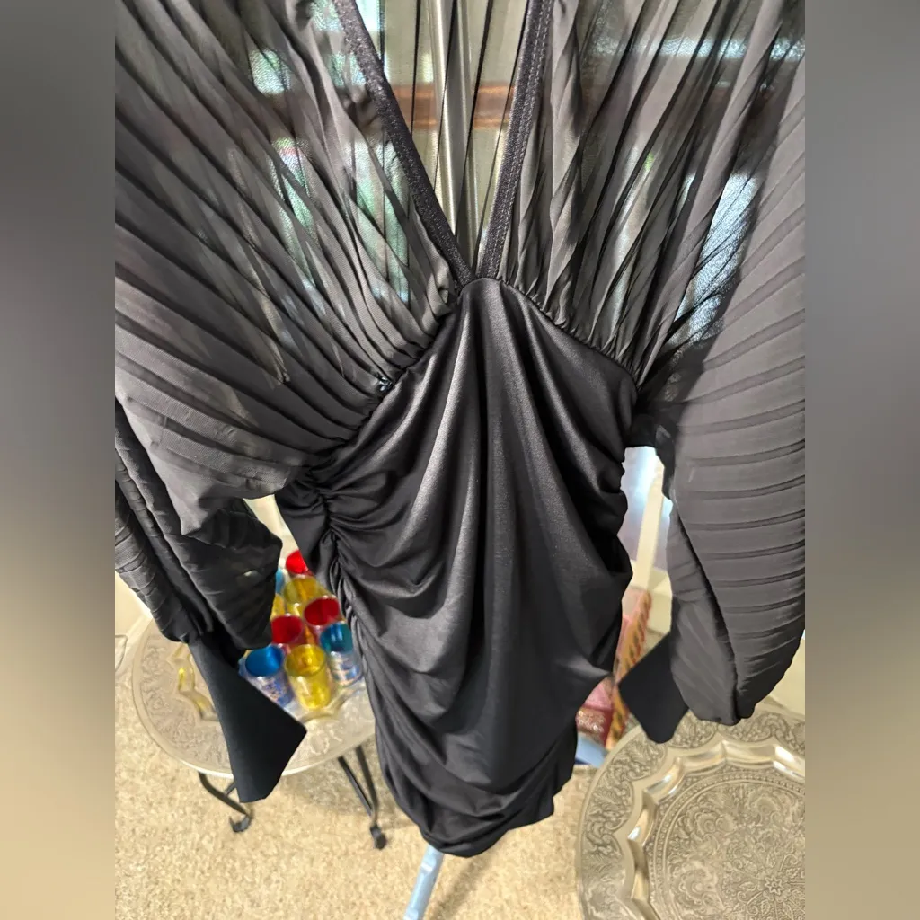 Elegant Black V - Image 7