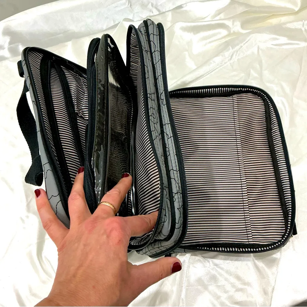 ULTRA SPACIOUS Vera Bradley travel bag 🪒🧼🕶️💄 - Image 7