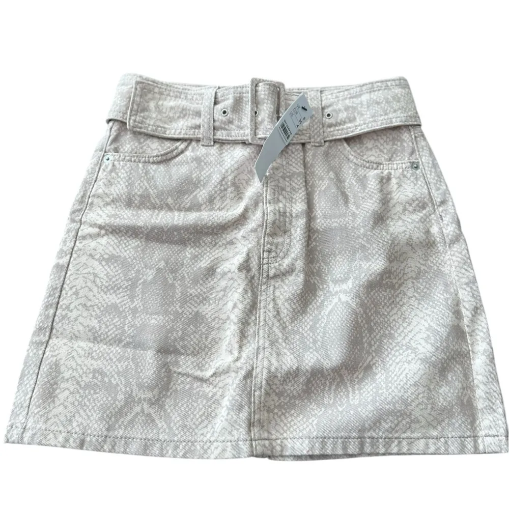 Topshop‎ Women's Size 4 Beige Animal Print Belted Mini Skirt - Image 2