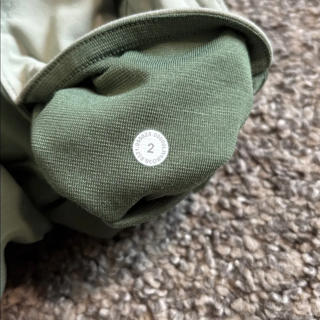 Lululemon  Nulu Colour Block High-Rise Crop 23" size 2 - Image 3