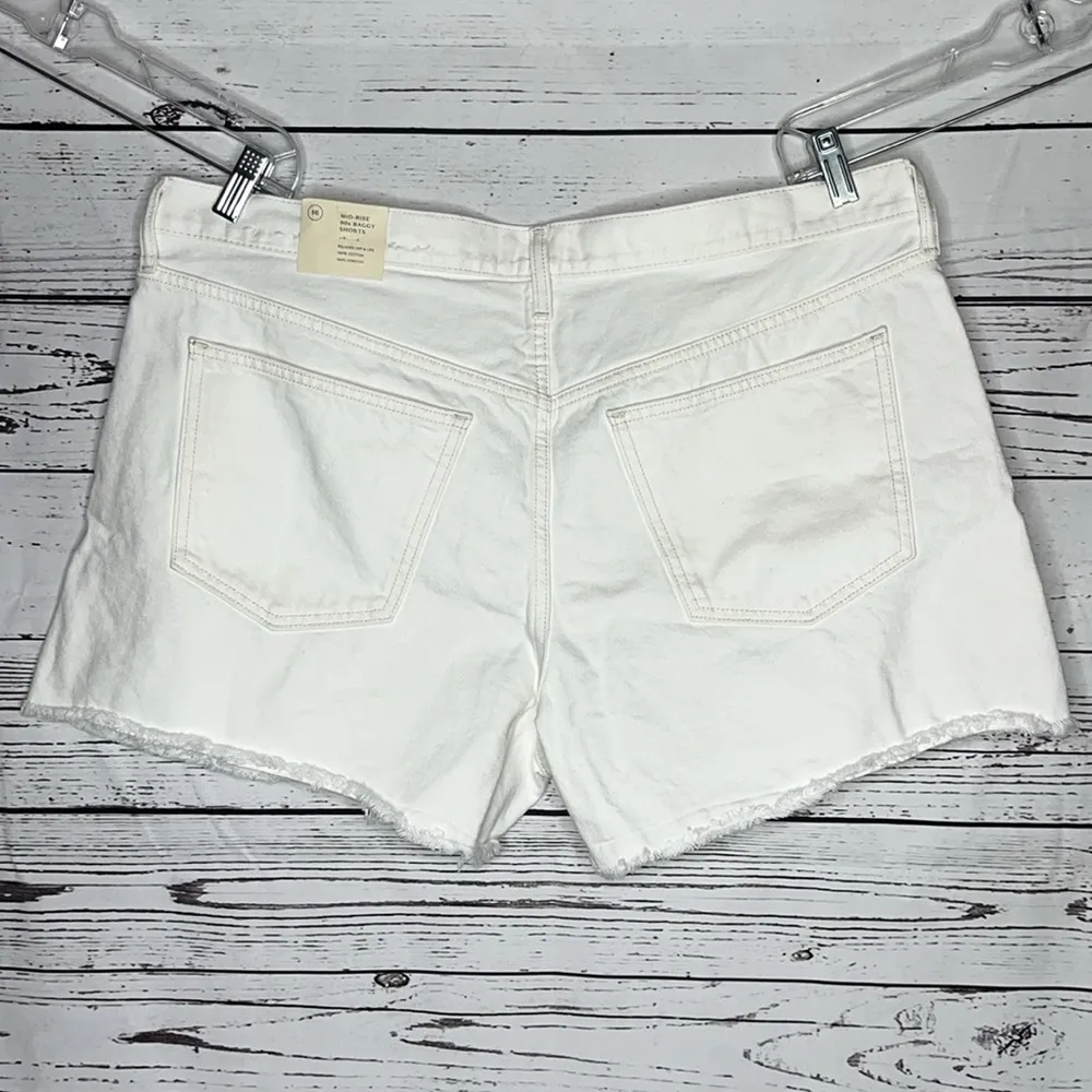 Universal Thread NWT 16 White Distressed 100% Cotton Mid-Rise 90s Baggy Shorts - Image 3