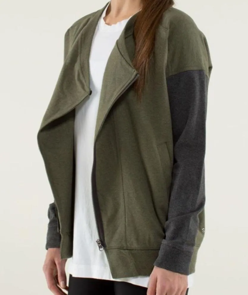Lululemon Mula Bundle Wrap
Heathered Fatigue Green / Heathered Dark Grey - Image 2