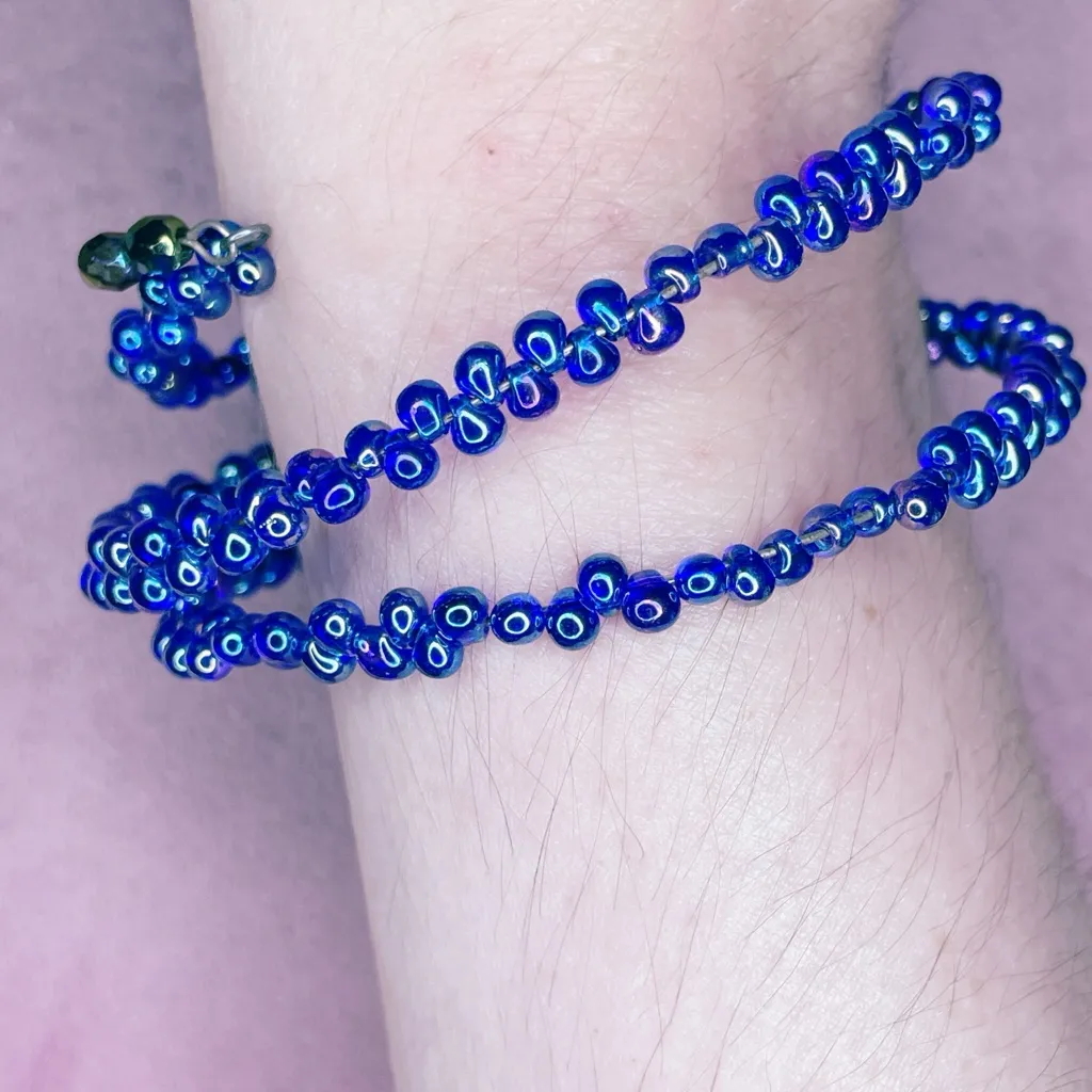 433. Periwinkle Glass Seed Bead Iridescent Memory Wire Bracelet Blue - Image 2
