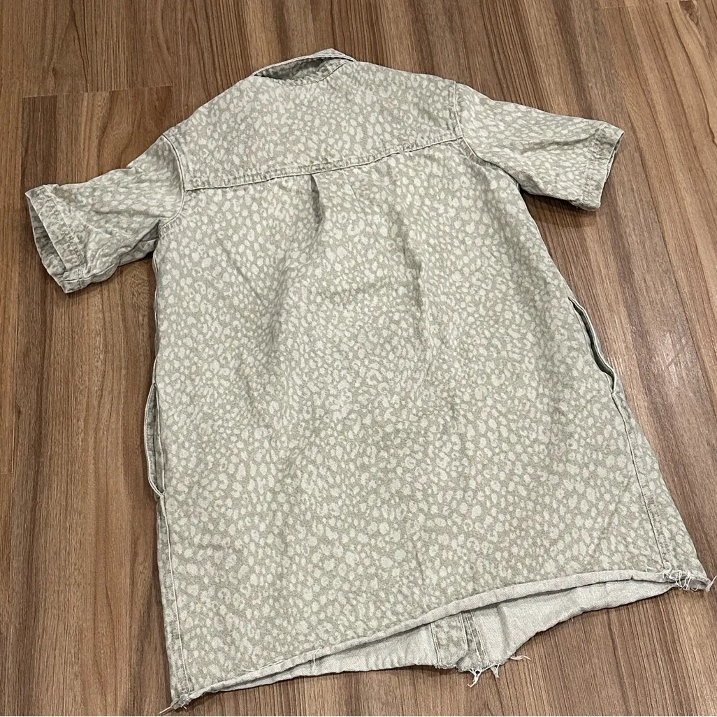 Universal Thread Light Gray Patterned Button Down Shirt - Image 2