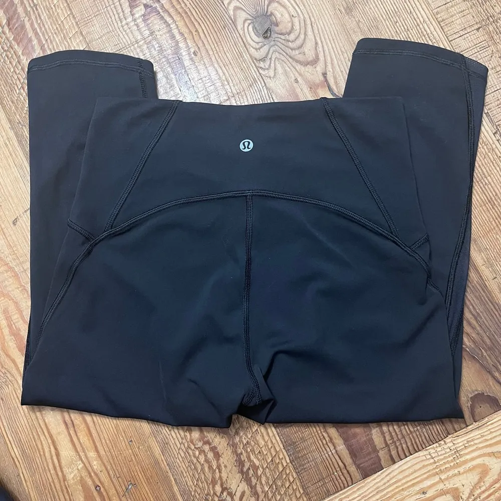 Lululemon black cropped leggings with mesh detail on the sides size 6 - Image 3