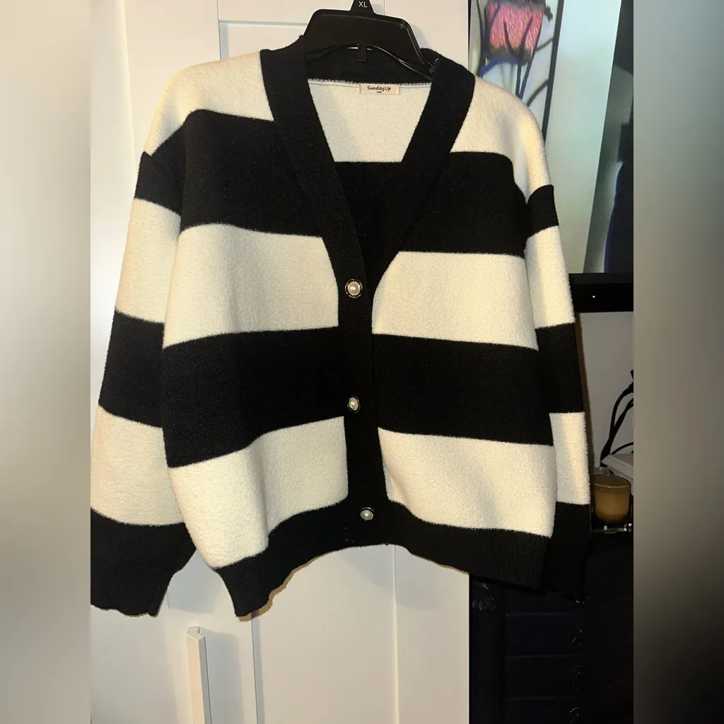 NWOT SundayUp Plush Sweater Black Size undefined - Image 4