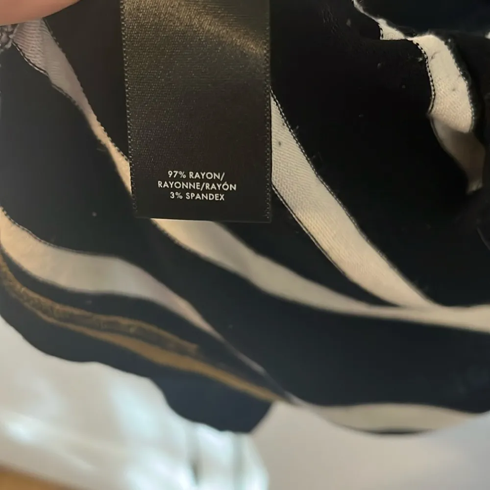 Ann Taylor sleeveless knit in size Medium - Image 5