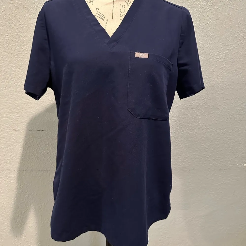 Like new by figs Casma Three-Pocket Scrub Top™ Navy Blue Women's V-Neck Top - Image 6