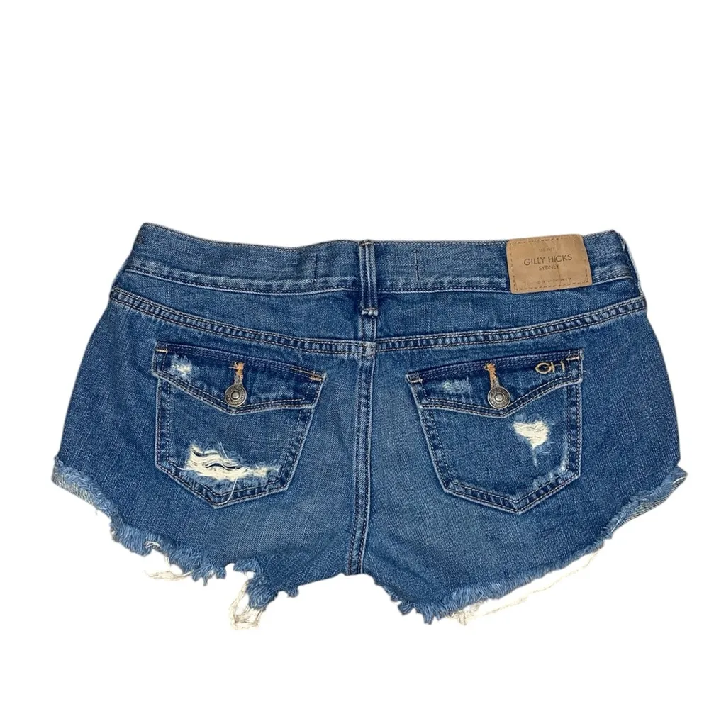 y2k micro mini medium wash distressed denim shorts - Image 5