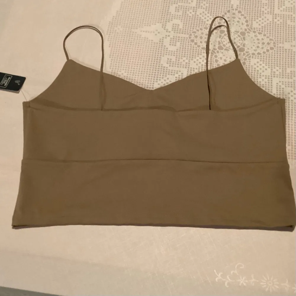 brown crop top with cut out XL - Image 4