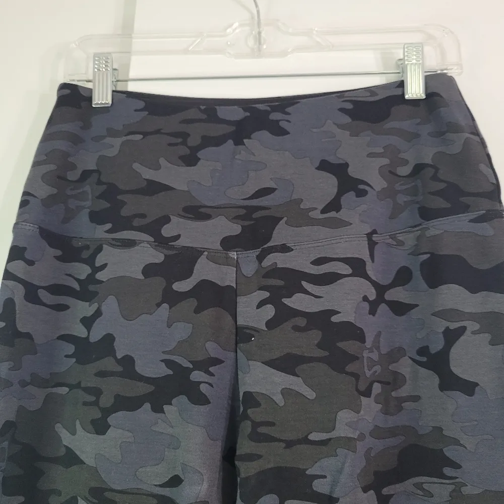 Rachel Zoe Black and Gray Camo Print High Waisted Leggings - Image 2
