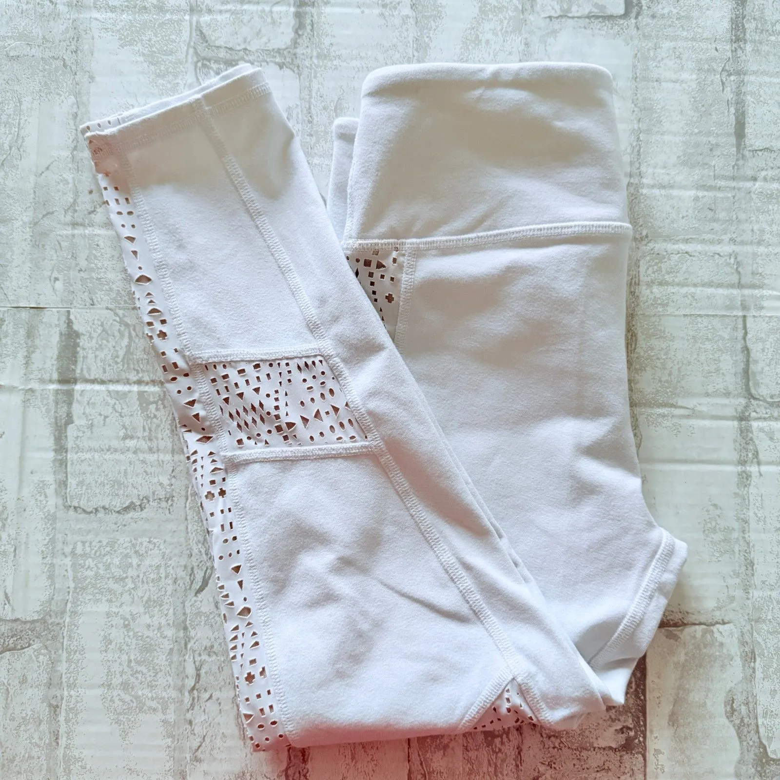Alo Yoga White High-Waist Charm Capris Laser Cut Sleek Studio Leggings Sz XS - Image 3