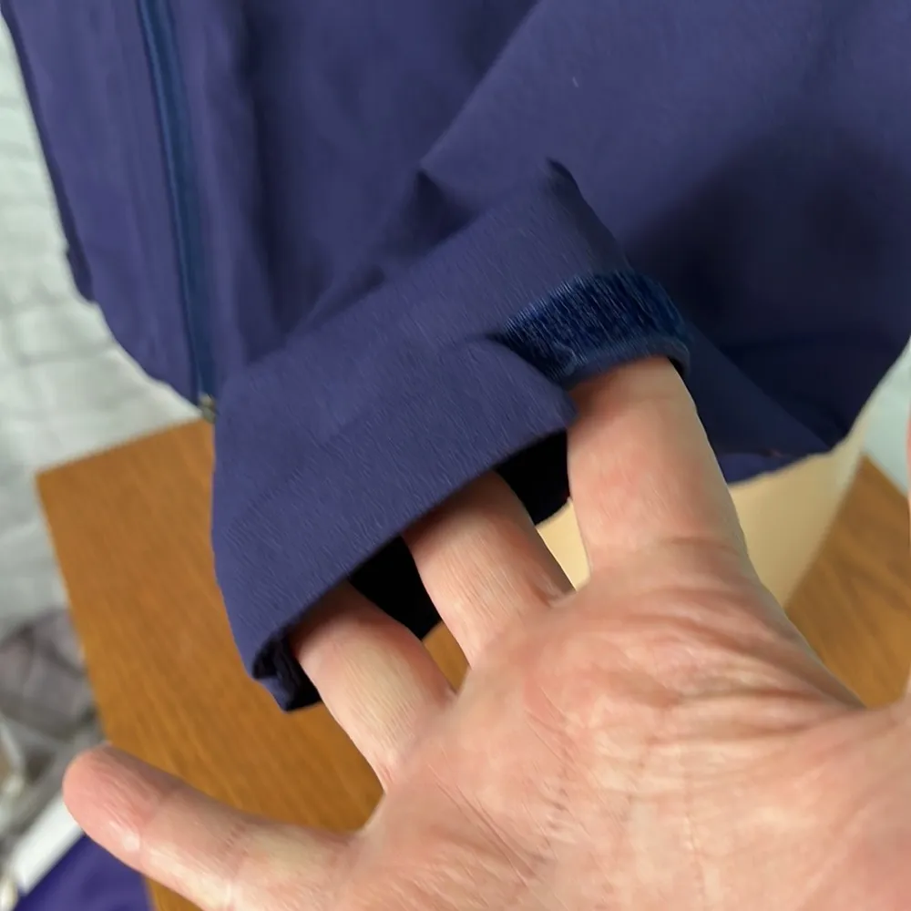 REI womens hooded light weight rain jacket size Small - Image 5