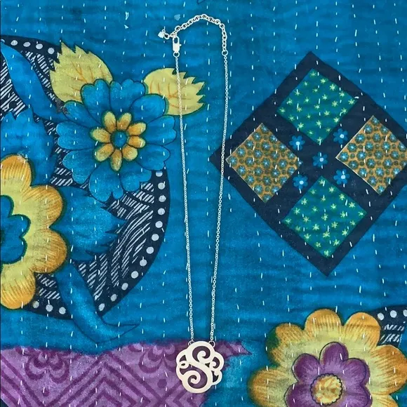 The letter “S” gold colored necklace - Image 2