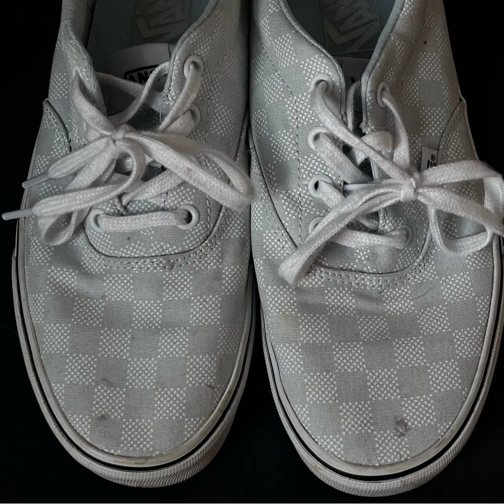 Vans Gray and white checkered low top womens sneakers, size 9 - Image 3