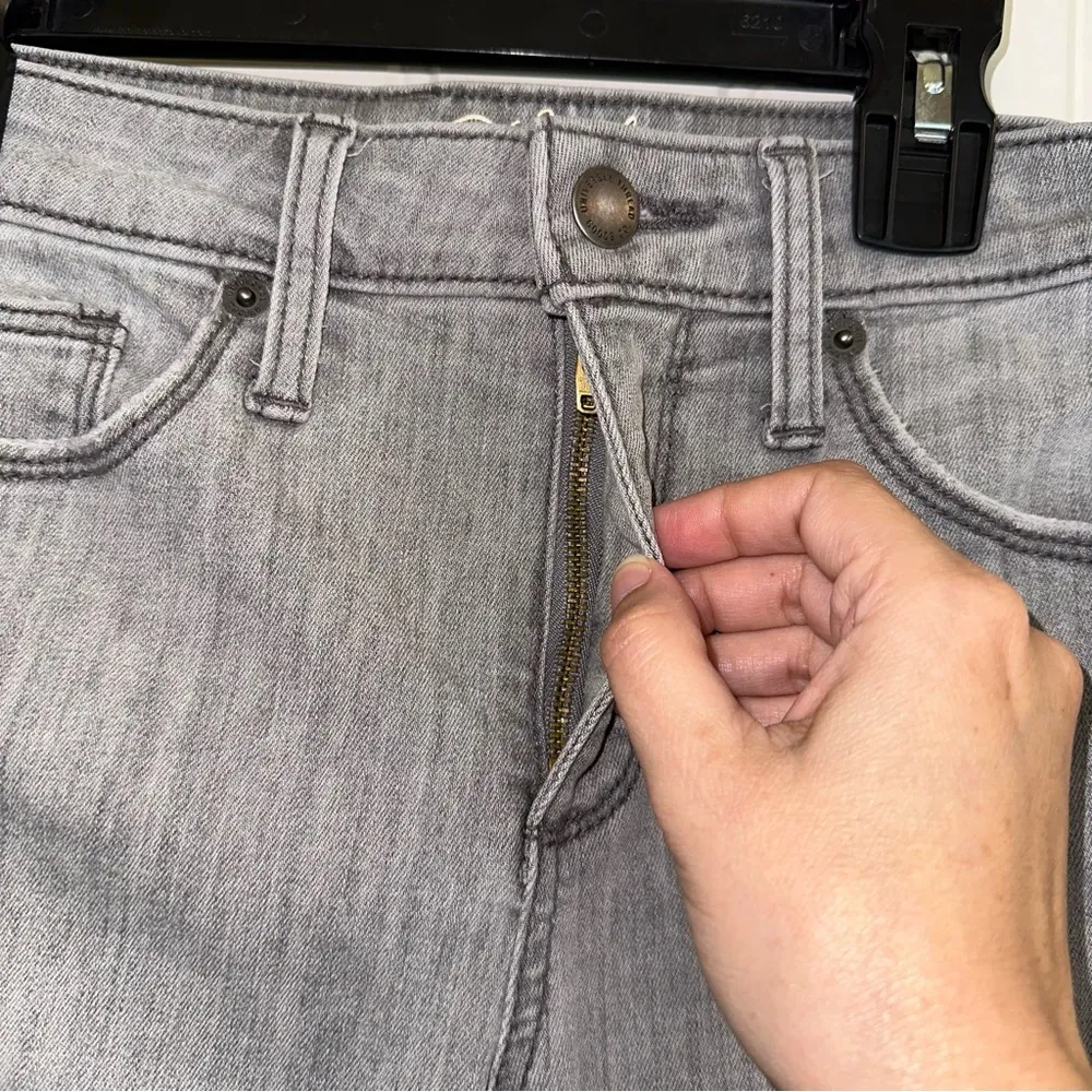 Universal thread gray mid rise frayed him skinny jeans women 0/25R Size 25 - Image 3