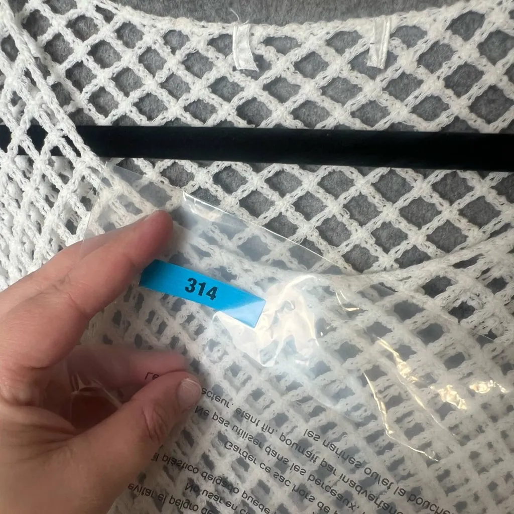 Women‎ Size Large White sheer crochet long sleeve crew neck shirt - Image 5