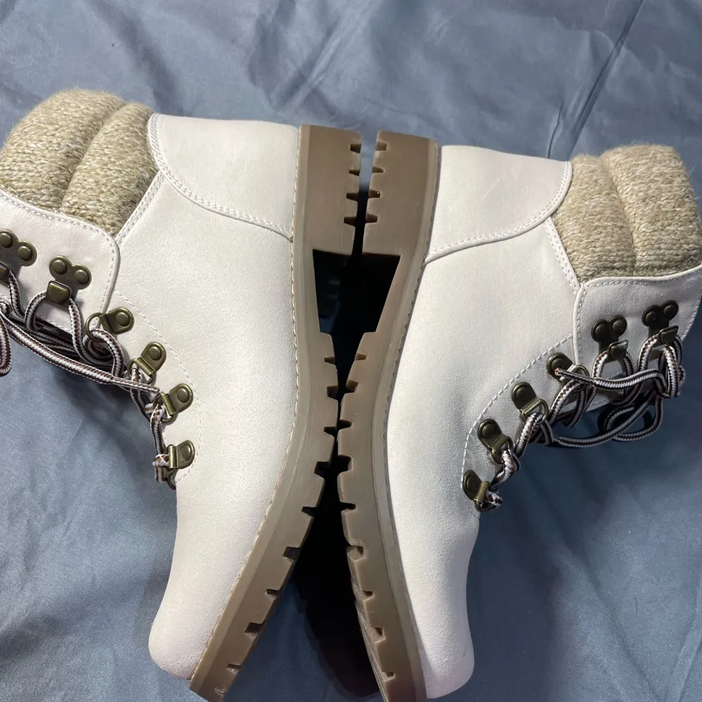 Cliffs by WHITE MOUNTAIN Cream Lace Up Boots with Rugged Sole size 8 - Image 3