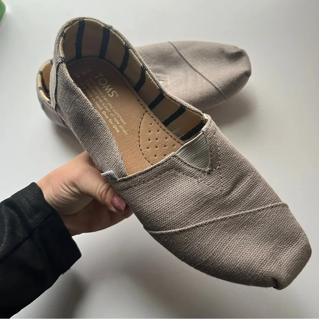 Toms  Light Brown Grey Slip-On Loafers 6.5 - Image 4