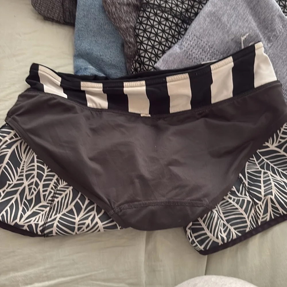 Lululemon Speed Up Shorts 3” Inseam Black White Palm Leaves Size 4 Shorts - Image 9