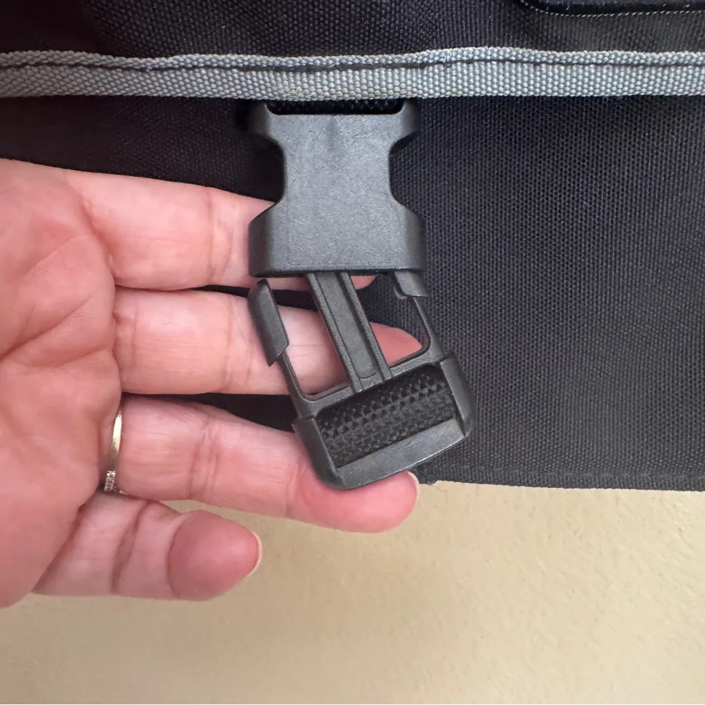 Misfits Messenger Bag-Satchel By Roxy Black 3 Pockets One W/zip Closure Rare! - Image 4