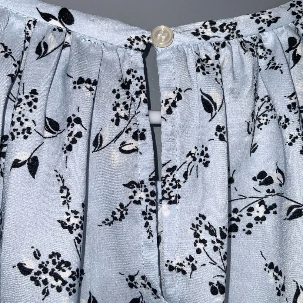 Premise Light Blue With Black Floral Print Short Sleeve Pullover Top L - Image 4