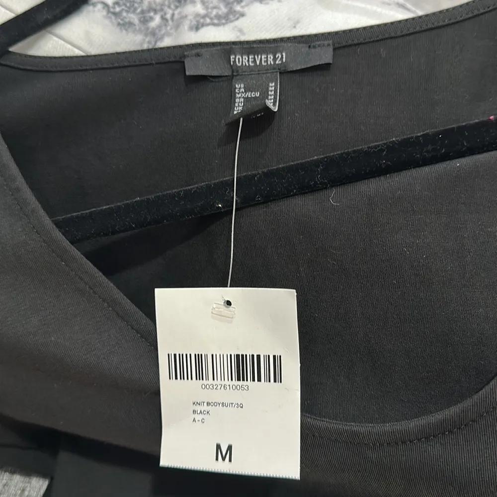 NWT Forever 21 Knit 3/4 Sleeve Bodysuit Black Scoop-Neck Sz M - Image 5