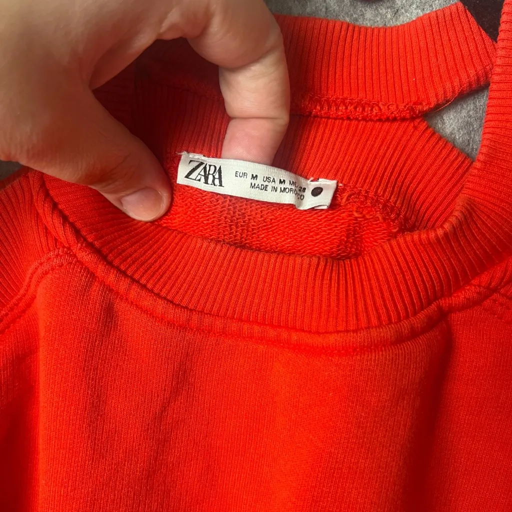 ZARA  Women Size Medium Cut Out‎ Shoulder Top Orange Sweater Top - Image 4