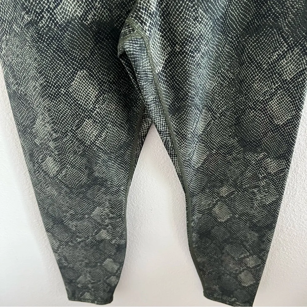 NWT Good American Eco Sheen Print 7/8 Active Legging Hunter Snake Size 3 - Image 9