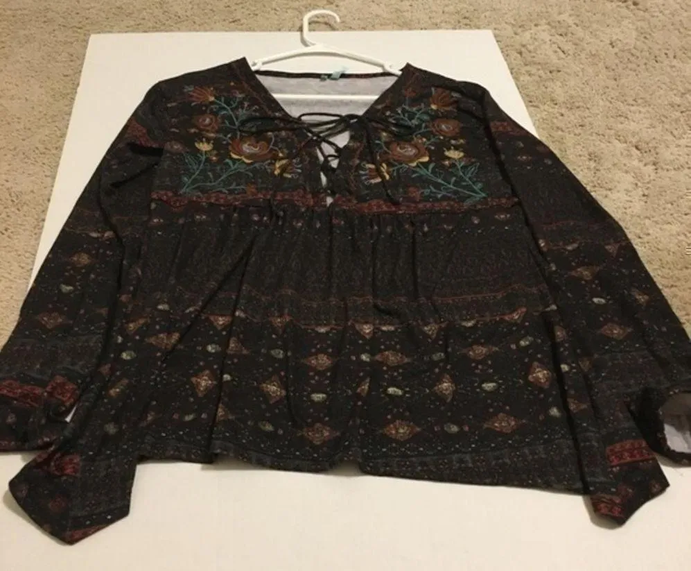 Maurices Floral Aztec Top size medium - Image 3