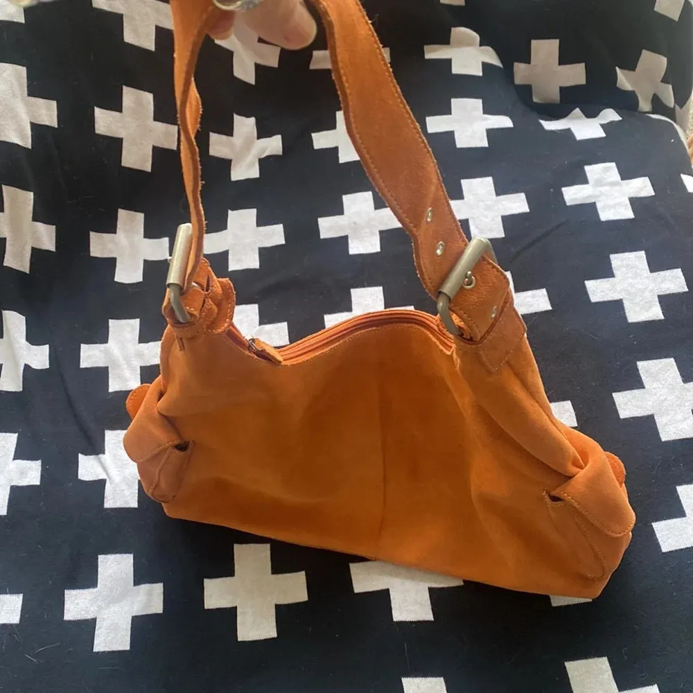 Orange suede shoulder bag with an organic rustic look - Image 3