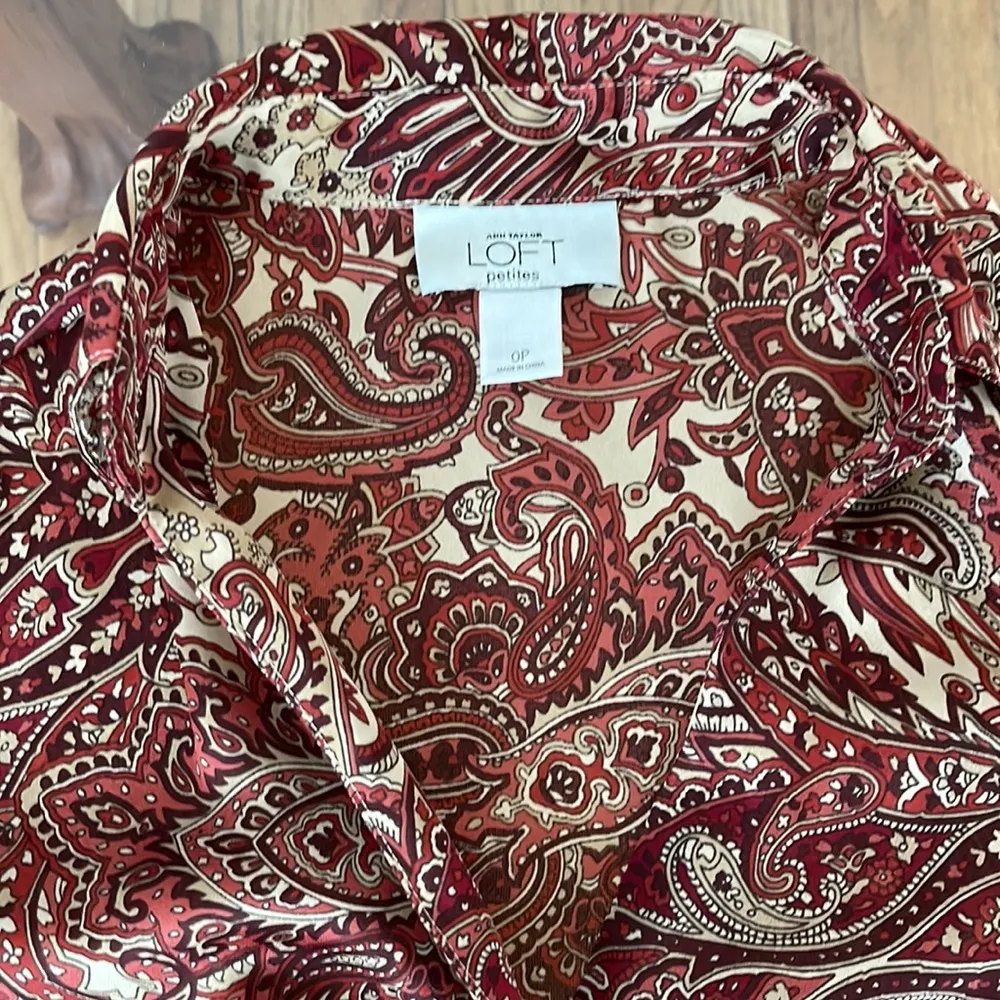 Ann Taylor LOFT Women's Button Down Blouse Short Sleeve Paisley Petite. - Image 2