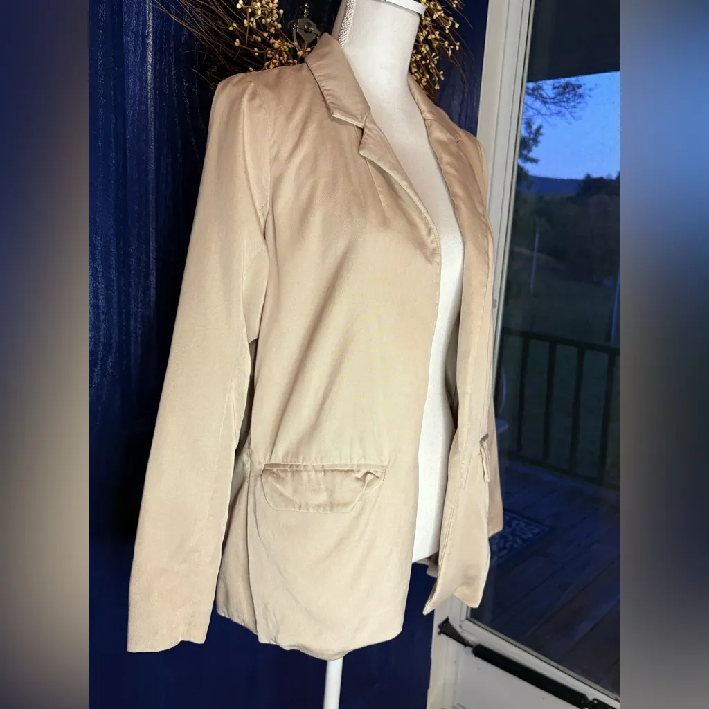 Abercrombie and Fitch Women’s Drapey Blazer size Small - Image 3