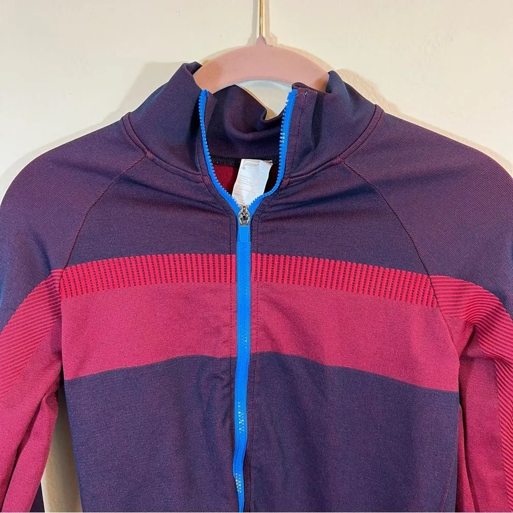 Fabletics Tory Cropped Seamless Jacket in Deep Navy / Haute Red / Lake Small - Image 4