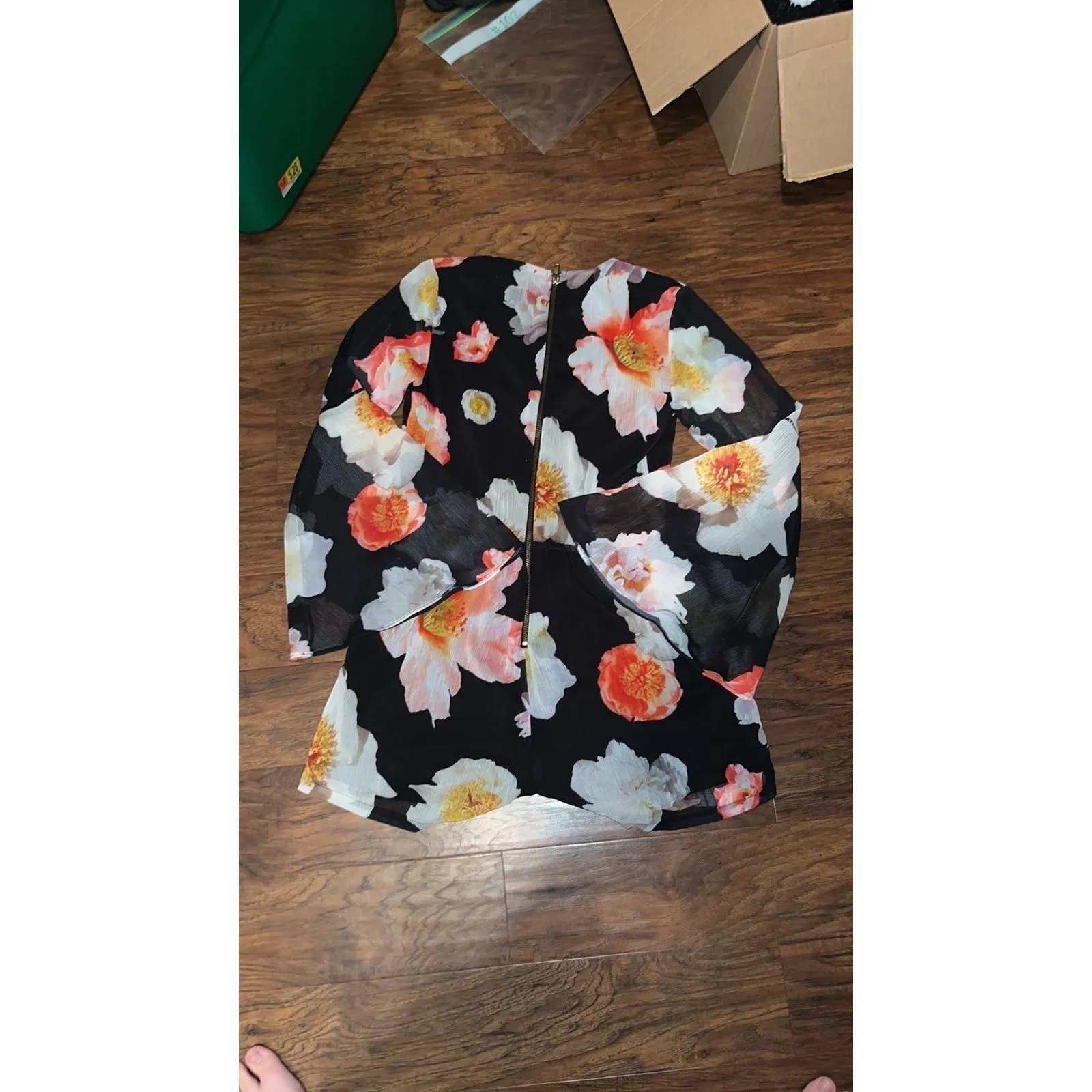 Women's Gianni Bini black and pink floral bell sleeved romper wedding date small - Image 3