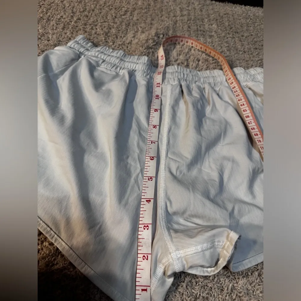 Lululemon hotty hot shorts like new sold out online! Size 10 light gray - Image 4