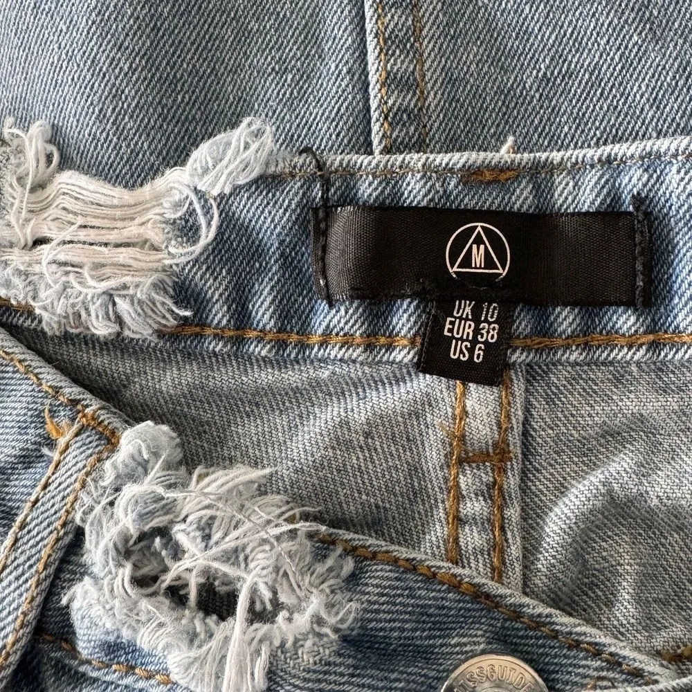 Misguided SZ 6 Denim Jean Skirt Distressed/Rips Pockets Frayed Hem Light Wash - Image 6