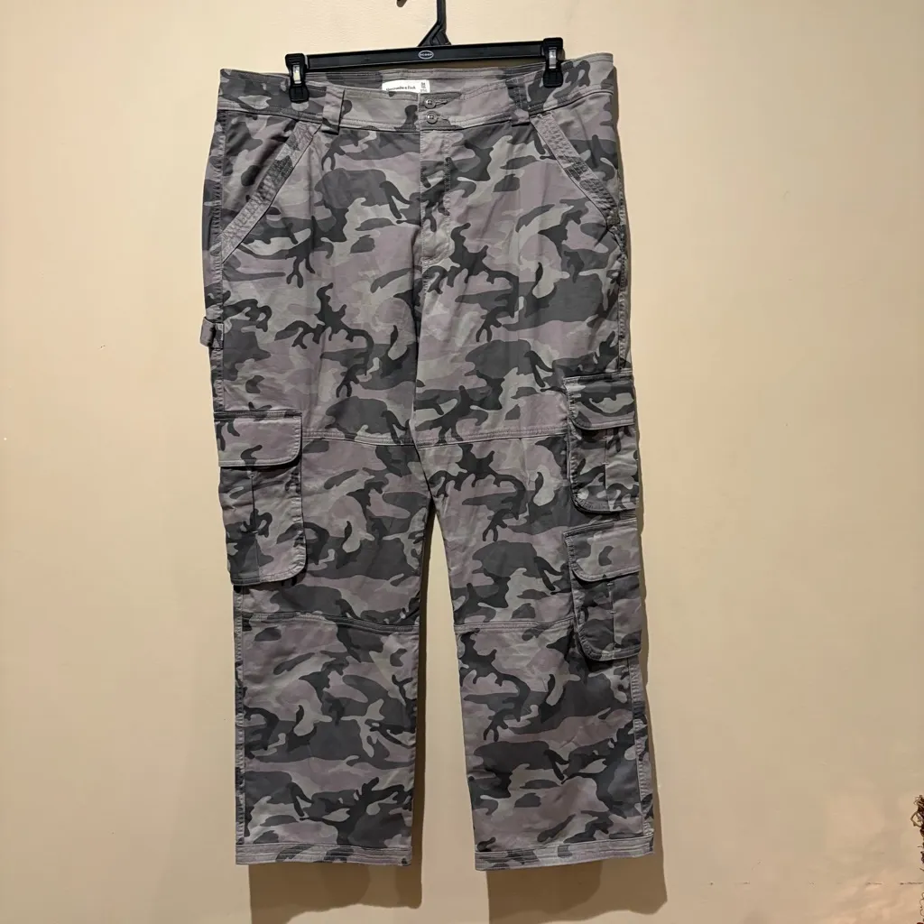 Abercrombie & Fitch curve love cargo  Gray Camouflage Pants size 34/18 - Image 2