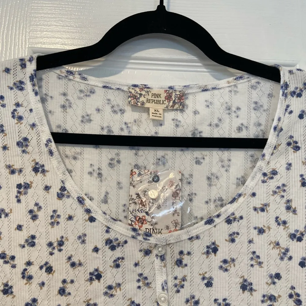 NWT Pink Republic Size XL Blue Rose Lettuce Hem Short Sleeve Crop Top Henley - Image 4