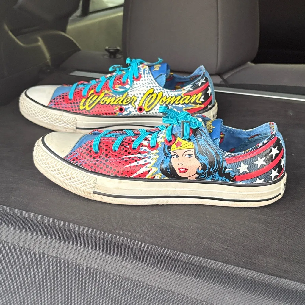 CONVERSE DC Comics Wonder Woman 131719F Low Top Sneakers EUC Wmn 8 ; Men 6 - Image 2