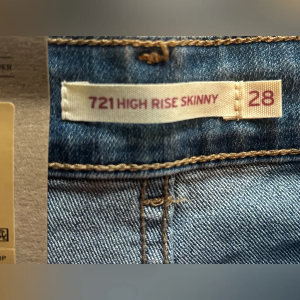 NWT LEVI’S 721 High-Rise Skinny Cargo Jeans size 28 X 30 - Image 4